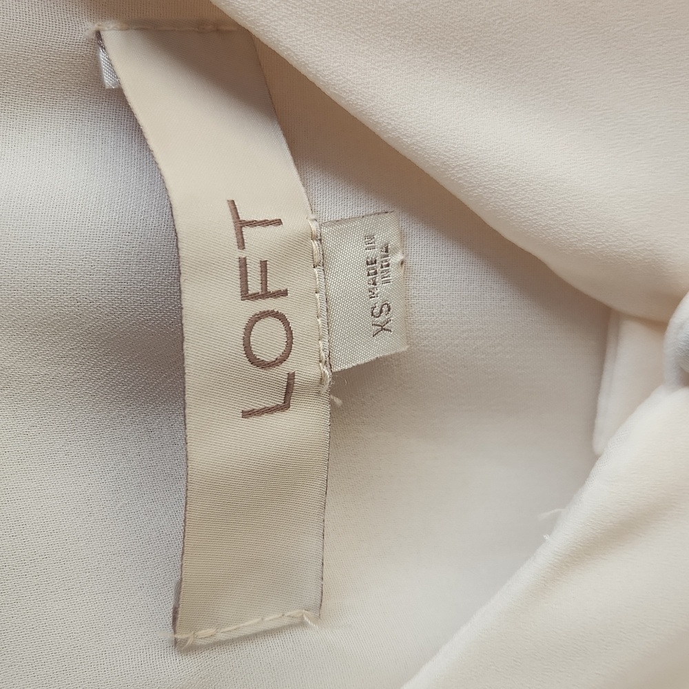 LOFT, Closed, Officewear, Workwear, thin straps, V-neckline, button closure Top - Picture 6 of 10